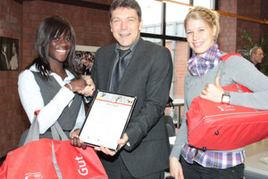 Yasmin Kwado (links im Bild) erhält die Auszeichnung "Eliteschülerin des Jahres 2009" der Eliteschulen des Sports Bochum-Wattenscheid. © Sparkasse Bochum
