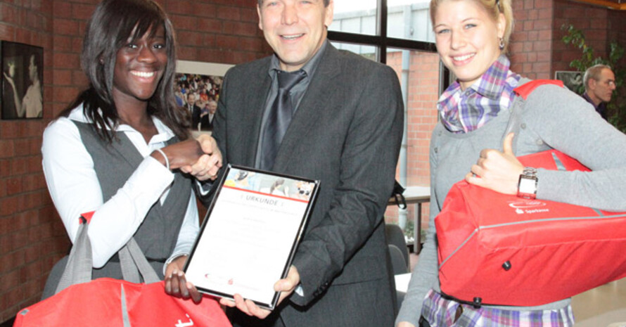 Yasmin Kwado (links im Bild) erhält die Auszeichnung "Eliteschülerin des Jahres 2009" der Eliteschulen des Sports Bochum-Wattenscheid. © Sparkasse Bochum