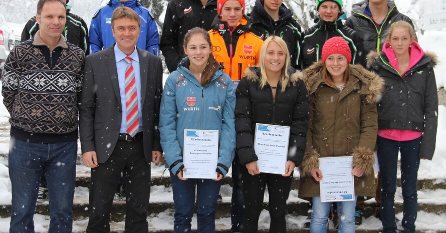 Andreas Wellinger (Mitte) freut sich erneut über die Auszeichnung zum Eliteschüler des Sports der CJD Christophorusschulen Berchtesgaden. Bild: CJD Christophorusschulen Berchtesgaden