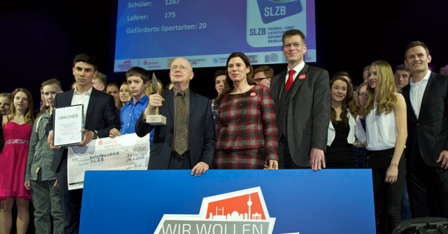 Neben der Auszeichnung konnten sich die Berliner Schüler und Lehrkräfte auch über einen Scheck freuen. Fotos: Camera4