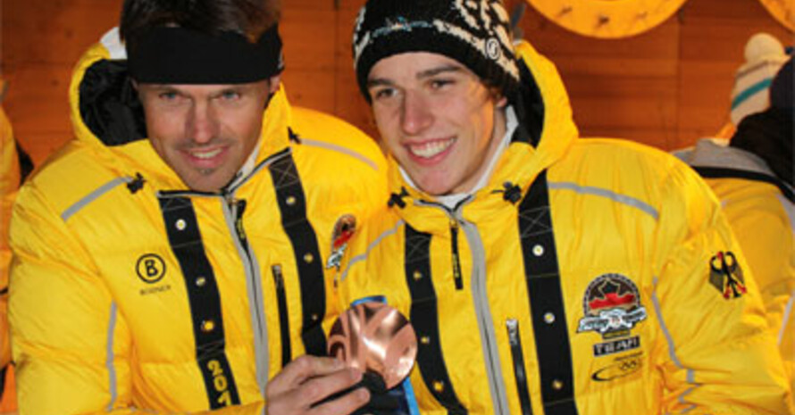 DSV-Sprungtrainer Andreas Bauer und Eliteschüler Johannes Rydzek präsentieren die Bronzemedaille - © Stefan Beetz