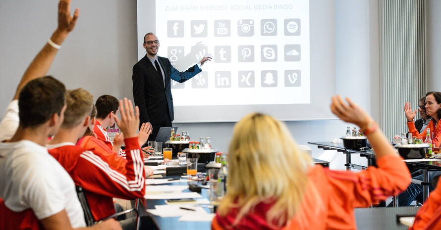 Daniel Rehn, Social-Media-Experte, gab den Schülern wichtige Tipps für die Social-Media-Nutzung. copyright: dpa/picture-alliance