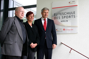 SLZB-Schulleiter Dr. Gert Neumes (links) empfängt Berlins Regierenden Bürgermeister Klaus Wowereit und Bezirksbürgermeisterin Christina Emmrich