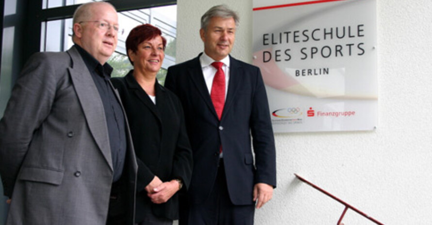 SLZB-Schulleiter Dr. Gert Neumes (links) empfängt Berlins Regierenden Bürgermeister Klaus Wowereit und Bezirksbürgermeisterin Christina Emmrich