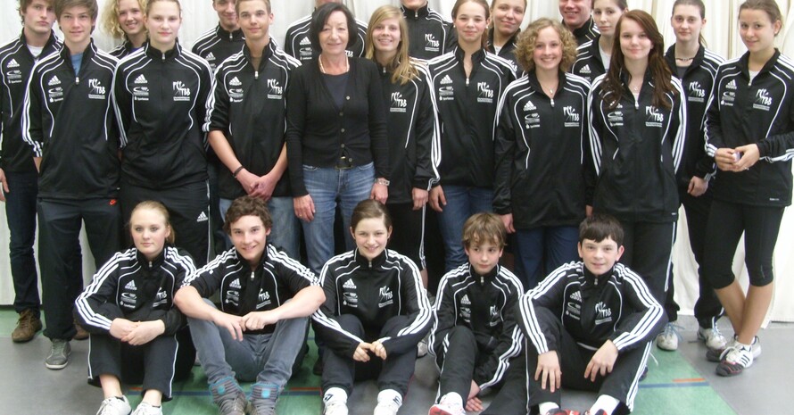 Nicht nur Niklas Uftring, Eliteschüler des Sports 2011 in Tauberbischofsheim  (hinten, Vierter von rechts), freut sich über die neue Kleidung, die durch die Projektförderung von DOSB und DSGV angeschafft werden konnte.