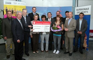 6300 Euro hatte Rainer Arens (Dritter von links) zum OSP mitgebracht, um die Eliteschule des Sports Heidelberg zu unterstützen. Weitere 500 Euro übergab er  Selina Dietzer (mit Blumenstrauß), die zur Eliteschülerin des Sports 2011 in Heidelberg gewählt wurde. Copyright:  DSGV
