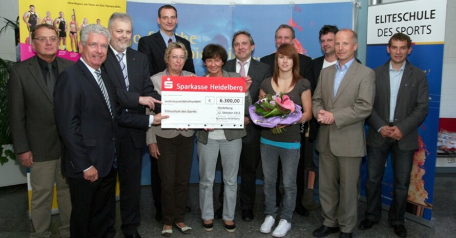 6300 Euro hatte Rainer Arens (Dritter von links) zum OSP mitgebracht, um die Eliteschule des Sports Heidelberg zu unterstützen. Weitere 500 Euro übergab er  Selina Dietzer (mit Blumenstrauß), die zur Eliteschülerin des Sports 2011 in Heidelberg gewählt wurde. Copyright:  DSGV