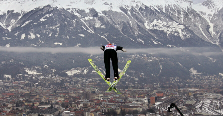 Vom Bergisel Stadion werden die Teilnehmer der 1. Olympischen Jugend-Winterspiele einen großartigen Blick auf die Stadt Innsbruck haben. Das Skispringen findet dann allerdings in der Seefeld Arena statt. Foto: Picture-Alliance