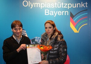 Klaus Pohlen, Leiter Olympiastützpunkt Bayern, gratuliert Alexandra Wenk zur Ejrung als "Eliteschülerin des Sports München 2011". copyright: OSP Bayern.