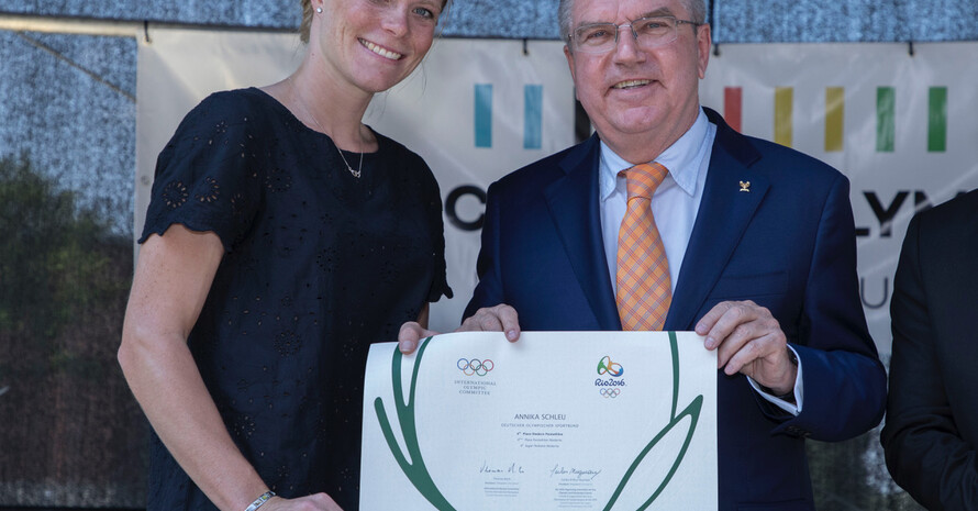 Annika Schleu erhält von IOC-Präsident Thomas Bach die Urkunde. Fotos: IOC/Greg Martin