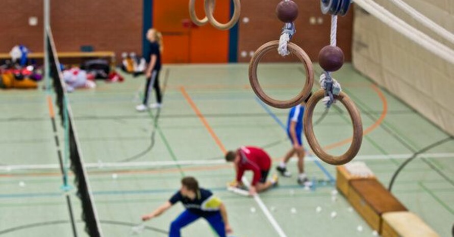 Blick auf Badminton-Talente, die in der Sporthalle an der Bertolt-Brecht-Schule (Eliteschule des Sports) in Nürnberg trainieren. Foto: picture-alliance