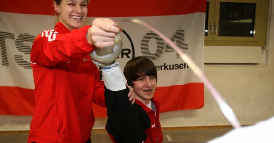Volltreffer: Olympiasiegerin Britta Heidemann unterstützt den Nachwuchsfechter Lars Buchholz. Foto TSV Bayer 04